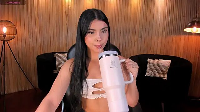 Snapshot of MiaLaurence chatting on 05-01-26, 06:46 MiaLaurence online show from 05-01-26, 06:46
