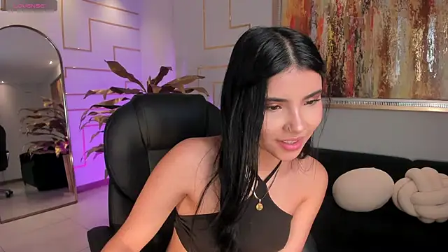 Snapshot of MiaLaurence chatting on 11-05-25, 07:39 MiaLaurence online show from 11-05-25, 07:39