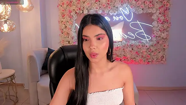 Snapshot of MiaLaurence chatting on 10-05-25, 05:03 MiaLaurence online show from 10-05-25, 05:03