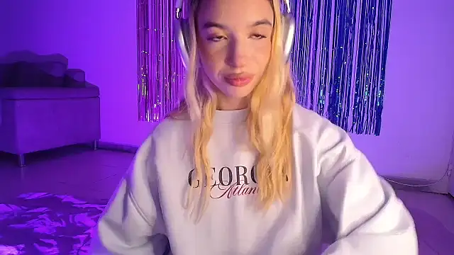 Alina Lee t online show from 10-20-25, 02:46