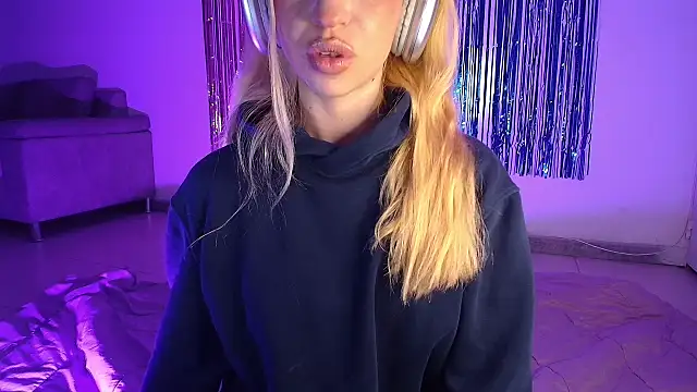 Alina Lee t online show from 10-22-25, 02:22