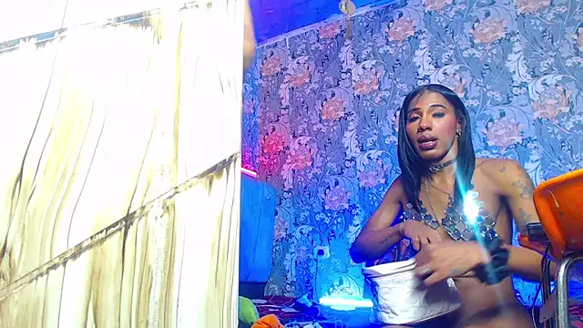 Snapshot of thedirtydollsxxx chatting on 09-13-25, 10:32 thedirtydollsxxx online show from 09-13-25, 10:32
