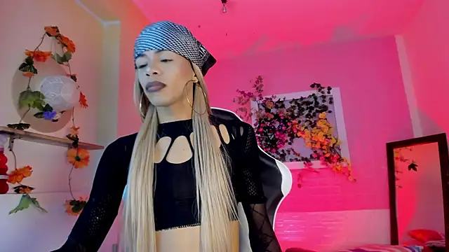 Snapshot of Katy_bratz_ chatting on 07-11-26, 02:45 Katy bratz online show from 07-11-26, 02:45