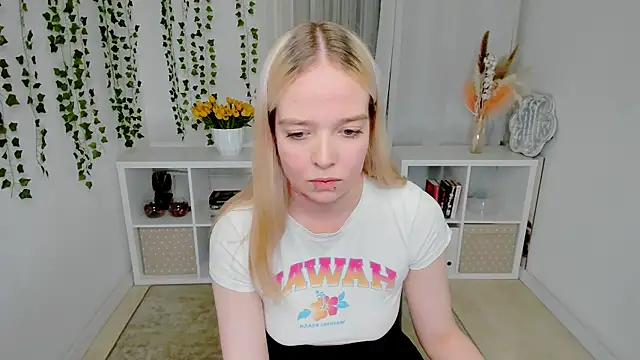 Snapshot of BellaMontgomery chatting on 06-19-26, 10:36 BellaMontgomery online show from 06-19-26, 10:36
