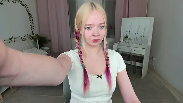 BellaMontgomery online show from 01-15-26, 04:32