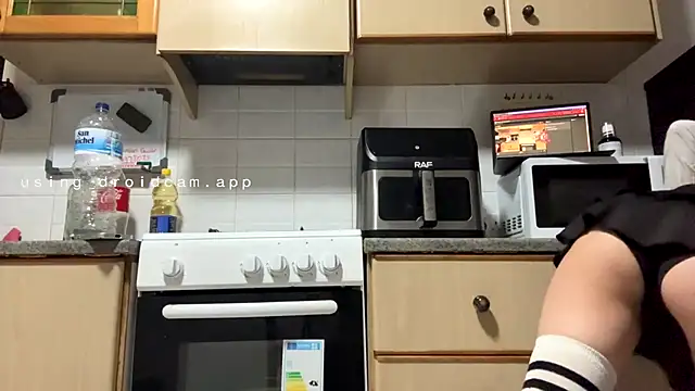 Snapshot of petitepeach6 chatting on 02-23-26, 08:53 petitepeach6 online show from 02-23-26, 08:53