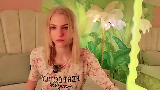 Snapshot of 4example_Chloe chatting on 06-16-26, 05:51 4example Chloe online show from 06-16-26, 05:51