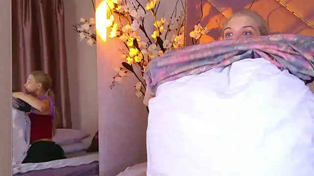 4example Chloe online show from 10-29-25, 10:58