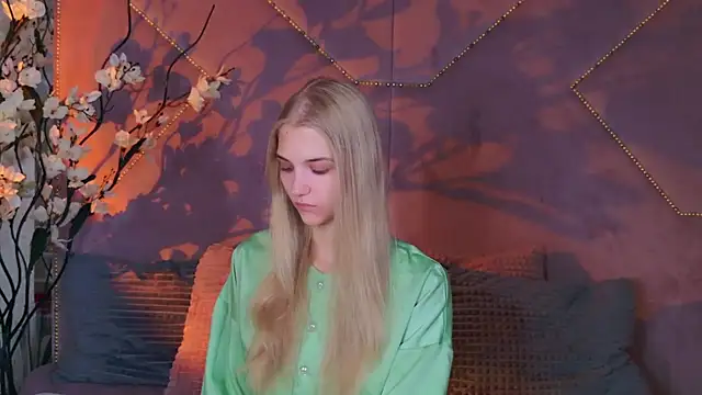Snapshot of 4example_Chloe chatting on 10-08-25, 10:39 4example Chloe online show from 10-08-25, 10:39