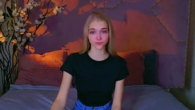 Snapshot of 4example_Chloe chatting on 10-15-25, 10:45 4example Chloe online show from 10-15-25, 10:45