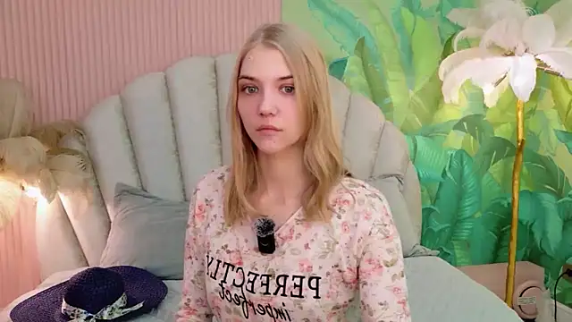 Snapshot of 4example_Chloe chatting on 06-21-26, 05:35 4example Chloe online show from 06-21-26, 05:35