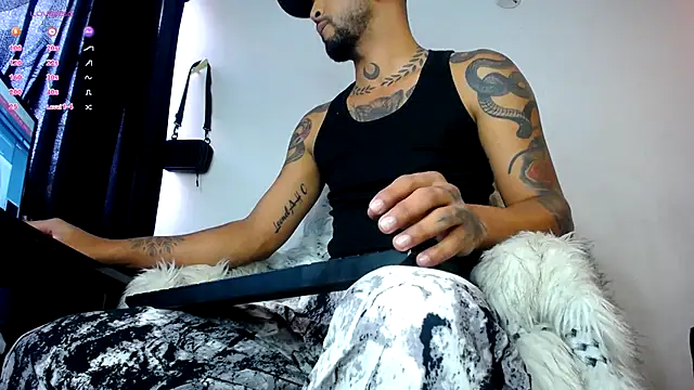 Snapshot of LickMyInk chatting on 10-20-25, 01:44 LickMyInk online show from 10-20-25, 01:44