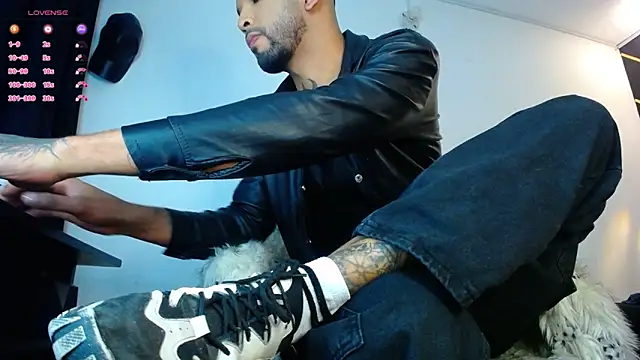 Snapshot of LickMyInk chatting on 10-08-25, 02:35 LickMyInk online show from 10-08-25, 02:35