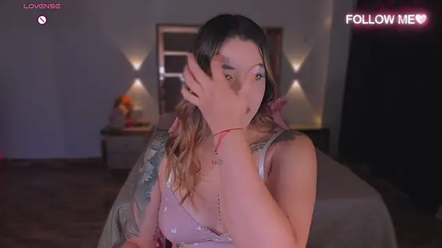 lunaarose online show from 11-25-25, 12:22