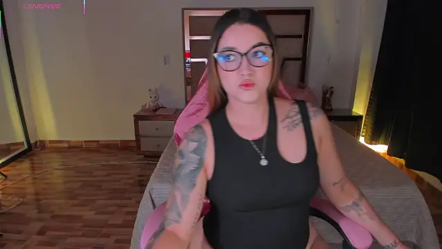 lunaarose online show from 12-19-25, 02:26