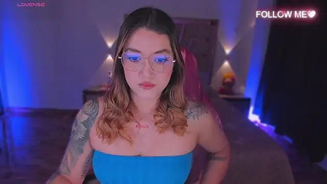 lunaarose online show from 12-05-25, 12:54