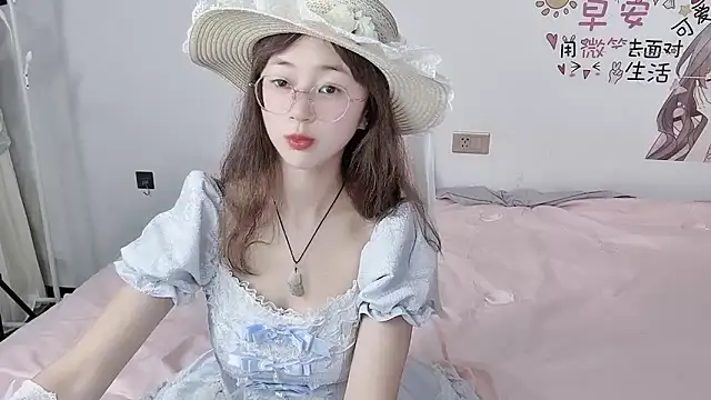 Snapshot of nini_a chatting on 09-19-25, 01:04 nini a online show from 09-19-25, 01:04