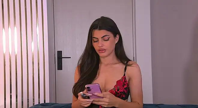 Snapshot of YasminaMoon chatting on 10-15-25, 03:38 YasminaMoon online show from 10-15-25, 03:38