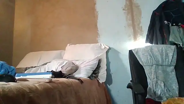 Snapshot of Nicky52 chatting on 03-10-26, 05:33 Nicky52 online show from 03-10-26, 05:33