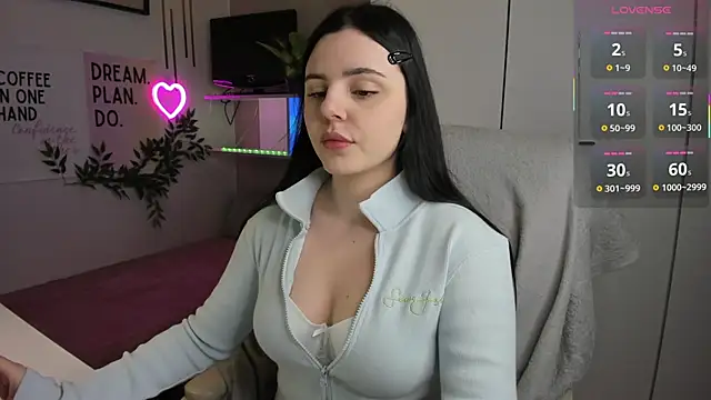 LiaWoow online show from 11-17-25, 08:18