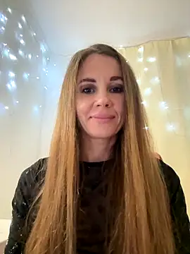 LucieMack online show from 10-17-25, 08:32