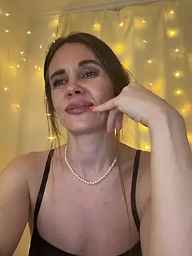 Snapshot of LucieMack chatting on 05-22-26, 04:05 LucieMack online show from 05-22-26, 04:05