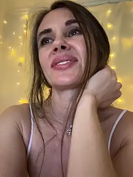 Snapshot of LucieMack chatting on 05-31-26, 06:20 LucieMack online show from 05-31-26, 06:20