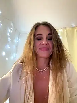 LucieMack online show from 10-04-25, 07:48