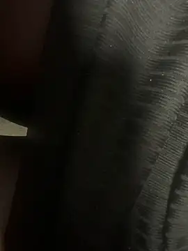 Snapshot of HiddenHoneyLDN chatting on 12-18-25, 01:37 HiddenHoneyLDN online show from 12-18-25, 01:37