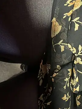 Snapshot of HiddenHoneyLDN chatting on 02-17-26, 10:23 HiddenHoneyLDN online show from 02-17-26, 10:23