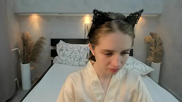 Camilla Kelly online show from 10-20-25, 01:07