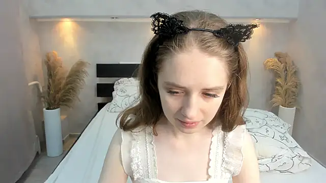 Camilla Kelly online show from 10-16-25, 01:14