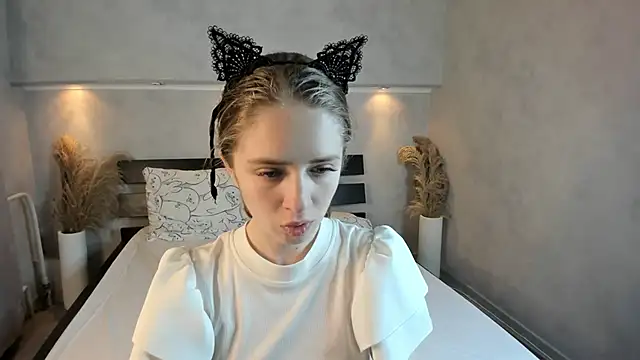 Camilla Kelly online show from 10-27-25, 01:28