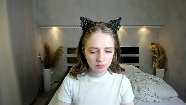 Camilla Kelly online show from 10-08-25, 01:07