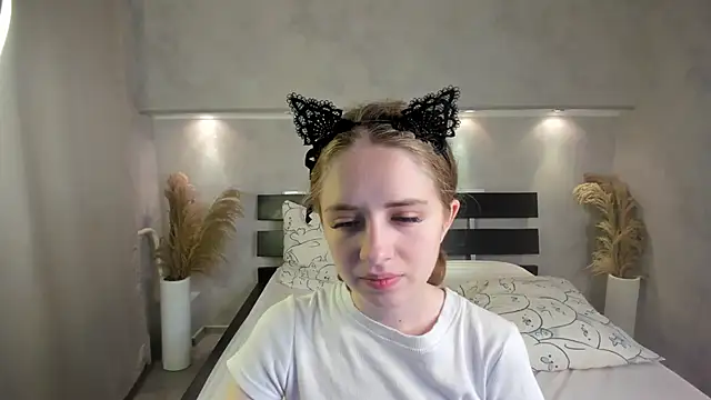 Camilla Kelly online show from 10-11-25, 01:06