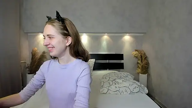 Camilla Kelly online show from 10-04-25, 01:07