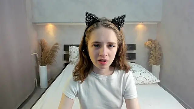 Camilla Kelly online show from 10-13-25, 01:07