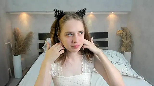 Camilla Kelly online show from 10-15-25, 01:15