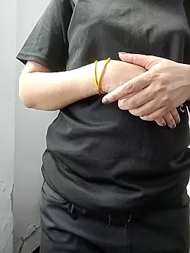 Snapshot of Ruhi_07 chatting on 04-08-26, 04:14 Ruhi 07 online show from 04-08-26, 04:14