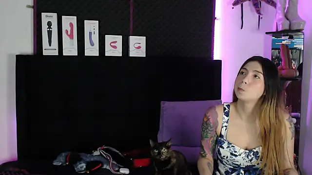 Snapshot of karlamoon23 chatting on 12-21-25, 10:43 karlamoon23 online show from 12-21-25, 10:43