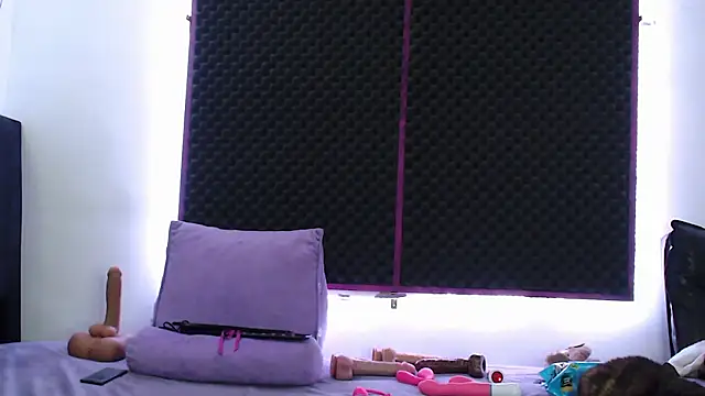 Snapshot of karlamoon23 chatting on 10-25-25, 01:12 karlamoon23 online show from 10-25-25, 01:12