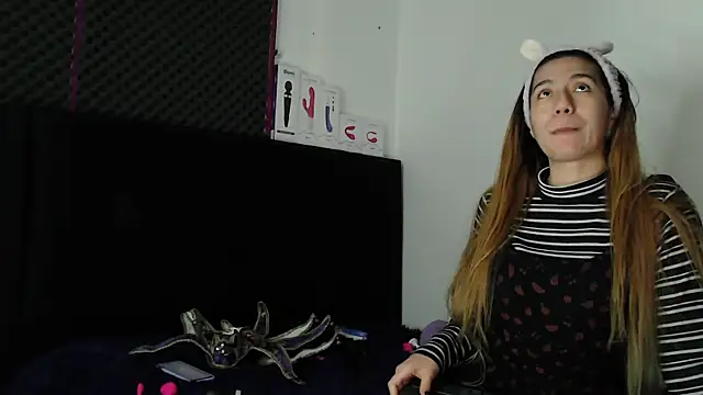 Snapshot of karlamoon23 chatting on 10-30-25, 08:06 karlamoon23 online show from 10-30-25, 08:06