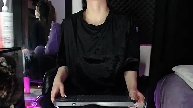 Snapshot of karlamoon23 chatting on 11-20-25, 06:30 karlamoon23 online show from 11-20-25, 06:30