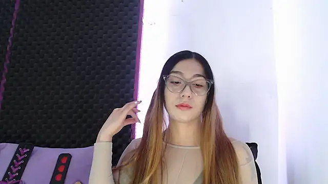 Snapshot of karlamoon23 chatting on 10-16-25, 11:35 karlamoon23 online show from 10-16-25, 11:35