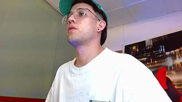 Snapshot of alexgiraldo__ chatting on 06-20-26, 01:10 alexgiraldo online show from 06-20-26, 01:10