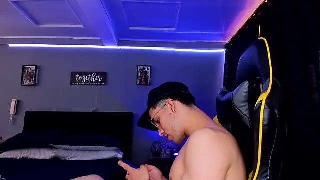 Snapshot of alexgiraldo__ chatting on 09-19-25, 02:43 alexgiraldo online show from 09-19-25, 02:43