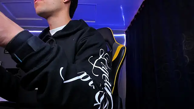 Snapshot of alexgiraldo__ chatting on 12-03-25, 11:53 alexgiraldo online show from 12-03-25, 11:53