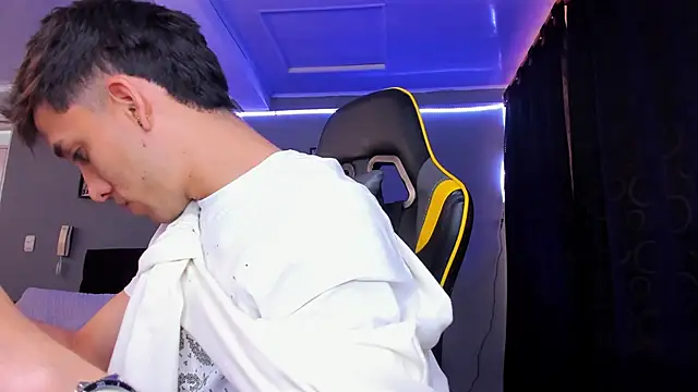 Snapshot of alexgiraldo__ chatting on 11-29-25, 01:33 alexgiraldo online show from 11-29-25, 01:33