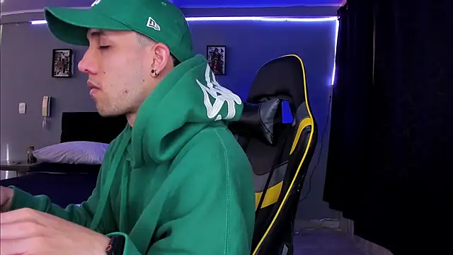 Snapshot of alexgiraldo__ chatting on 10-15-25, 12:46 alexgiraldo online show from 10-15-25, 12:46