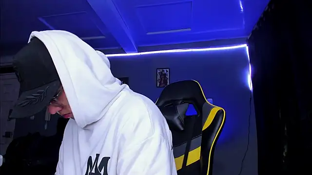 Snapshot of alexgiraldo__ chatting on 10-30-25, 10:24 alexgiraldo online show from 10-30-25, 10:24